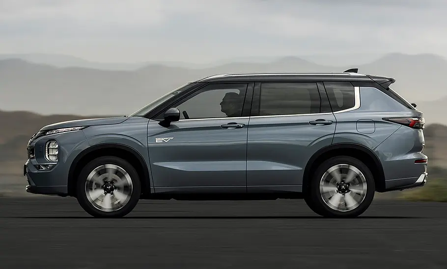 Der Mitsubishi Outlander (2025) fahrend von der Seite.