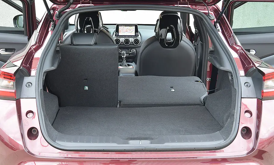 Der Kofferraum des Nissan Juke (2019) mit teilweise umgeklappter Rücksitzbank.