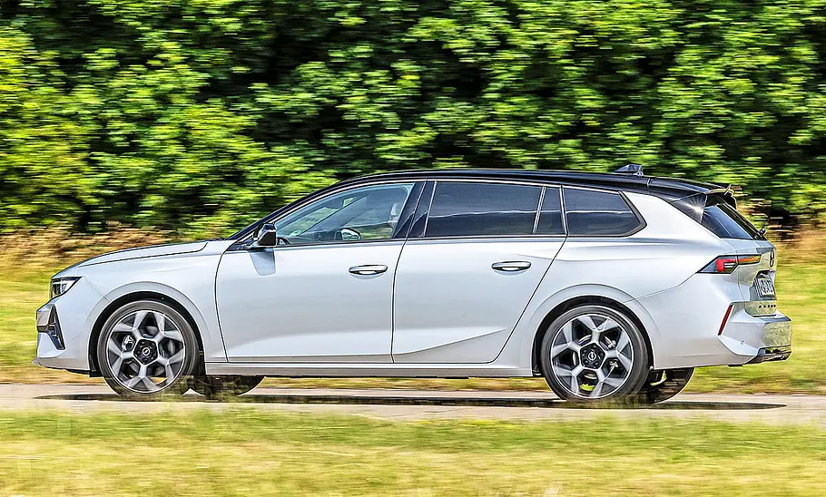 Blick von der Seite auf den fahrenden Opel Astra Sports Tourer.