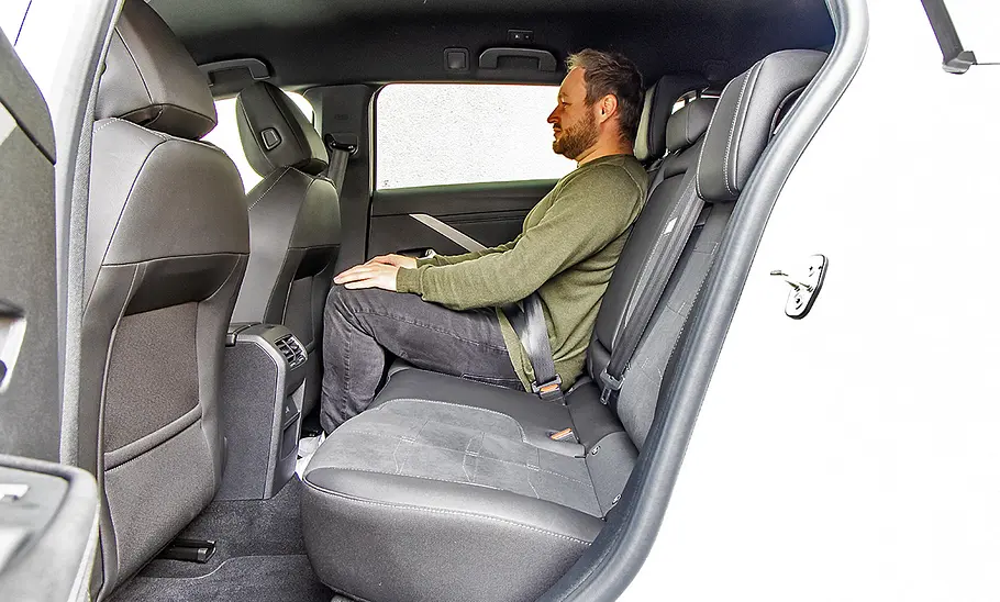 Blick auf die Rückbank im Innenraum des Opel Astra Sports Tourer. Eine Person sitzt auf dem rechten Platz.