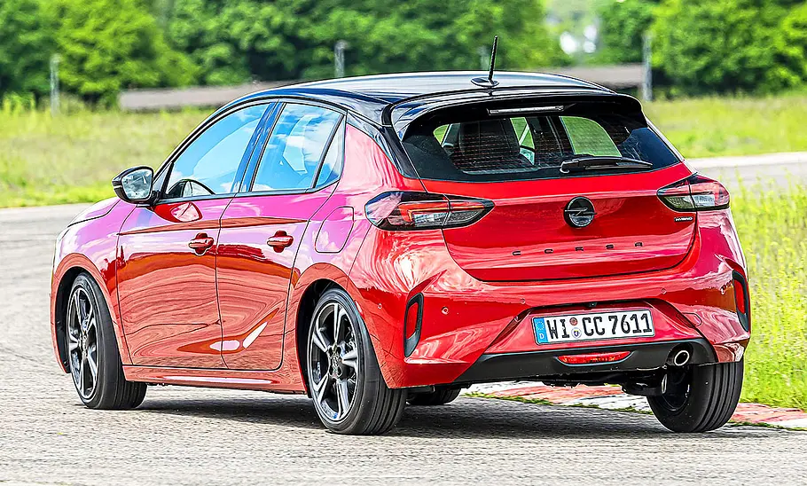 Blick von schräg hinten auf den fahrenden Opel Corsa.