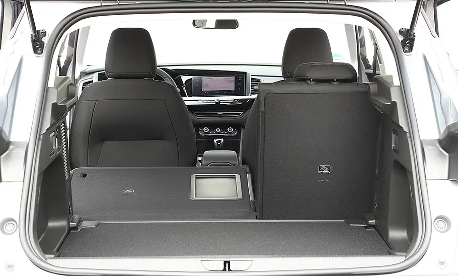 Opel Grandland (2021) Der Kofferraum des Opel Grandland (2021), durch die geöffnete Heckklappe fotografiert