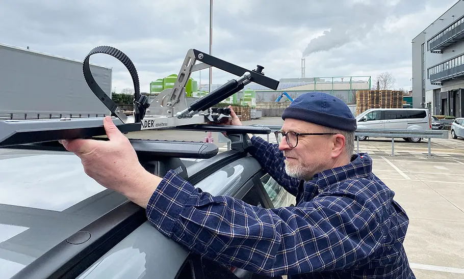 Test-Redakteur beim Auflegen des Pender Ebikelifters auf dem Querträger.