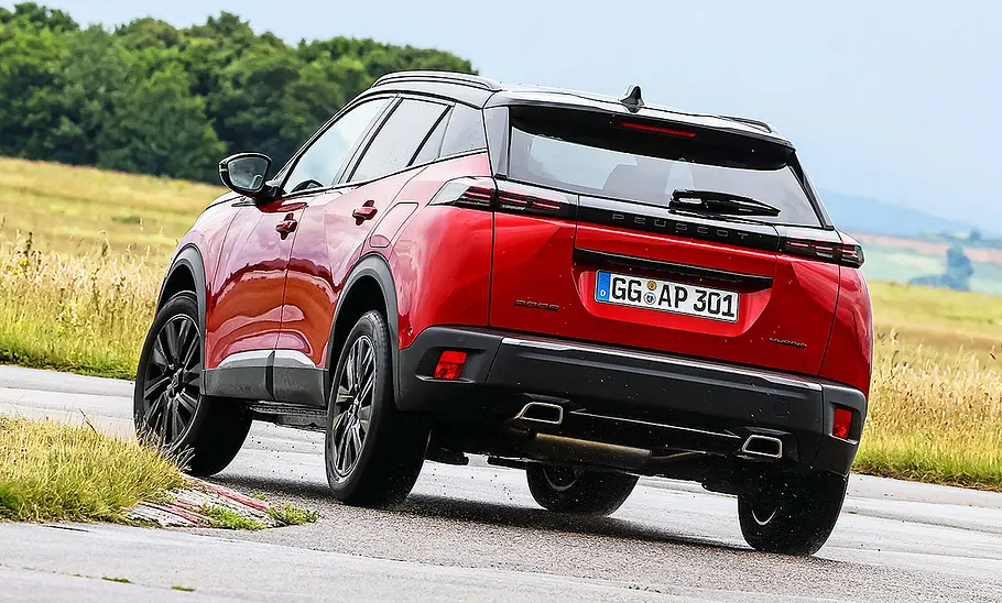 Peugeot 2008 Blick von schräg hinten auf den fahrenden Peugeot 2008.