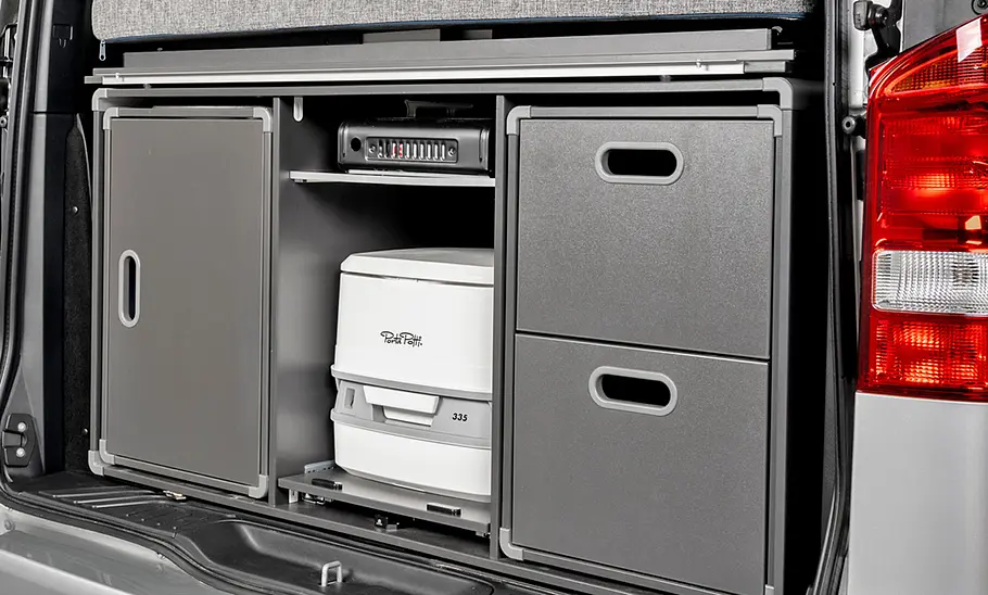 Pössl Vanster Das Bild zeigt die Campingbox Kitchen des Pössl Vanster im Detail.