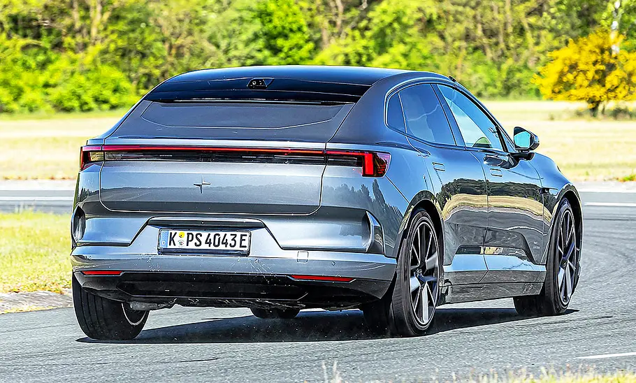 Blick von schräg hinten auf den fahrenden Polestar 4.