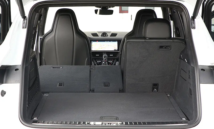 Der Kofferraum Porsche Cayenne (2017) mit teilweise umgeklappter Rücksitzbank.