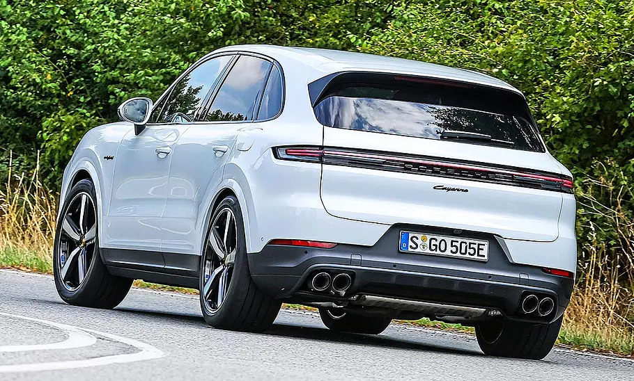 Porsche Cayenne Blick von schräg hinten auf den fahrenden Porsche Cayenne.