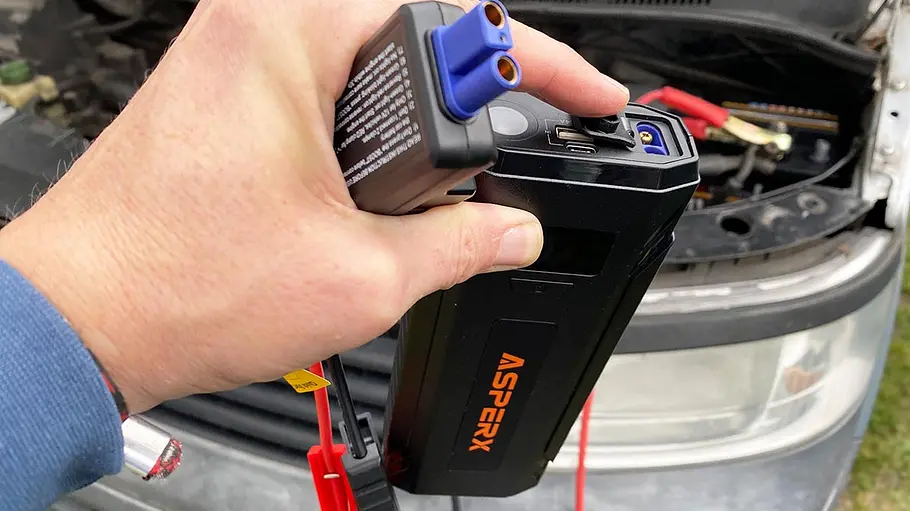 Die Asperx-Starthilfe-Powerbank im Test Die Asperx-Starthilfe-Powerbank in der Hand eines Testers.