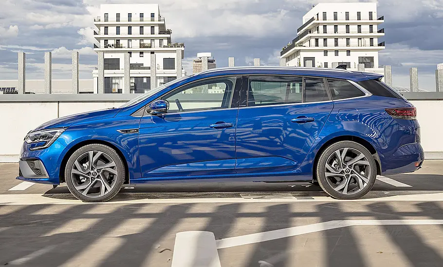 Renault Megane Grandtour (2020) Der Renault Megane Grandtour (2020) steht auf einem Parkplatz, von links fotografiert.