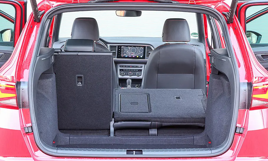 Der Kofferraum des Seat Ateca (2020) mit teilweise umgeklappter Rücksitzbank.