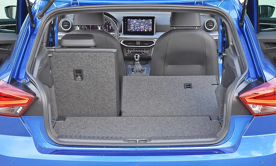 Der Kofferraum des Seat Ibiza (2021) mit teilweise umgeklappter Rücksitzbank.