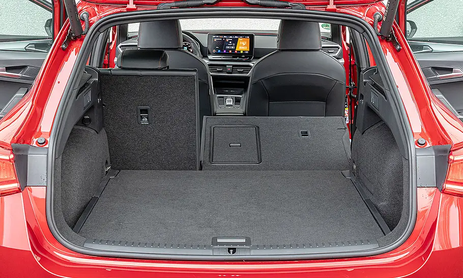 Seat Leon Sportstourer (2020) Der Kofferraum des Seat Leon Sportstourer (2020) mit teilweise umgeklappter Rücksitzbank.