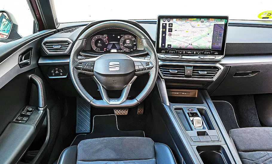 Seat Leon Blick auf die Armaturen im Innenraum des Seat Leon.