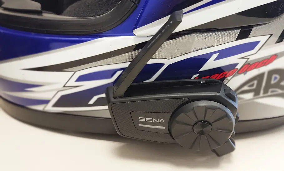 Sena Spider ST1 am Integralhelm montiert.