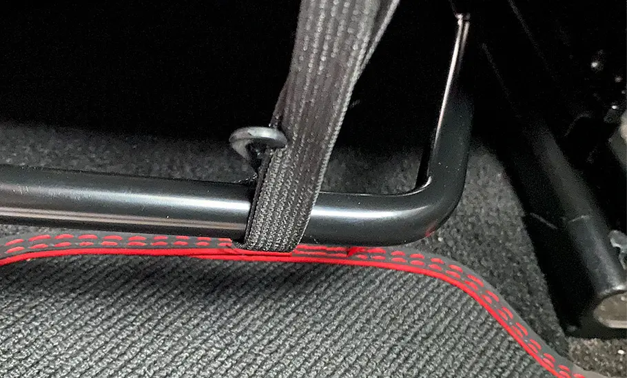 Das Detailfoto zeigt die Befestigung der Auflage am Sitzgestänge.