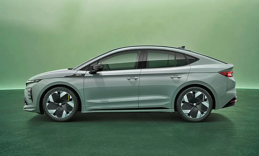 Skoda Enyaq Coupé RS Facelift (2025) Skoda Enyaq Coupé RS Facelift (2025) steht im Studio, Ansicht von der linken Seite.