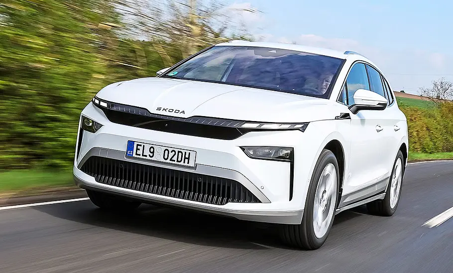 Blick von schräg vorne auf den fahrenden Skoda Enyaq.
