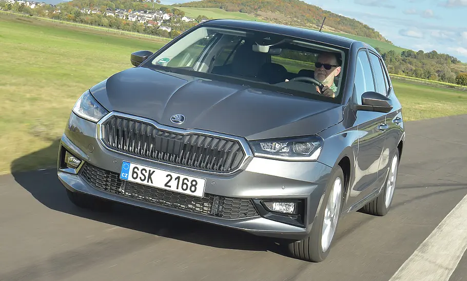 Der Skoda Fabia fährt geradeaus, von vorne links fotografiert.