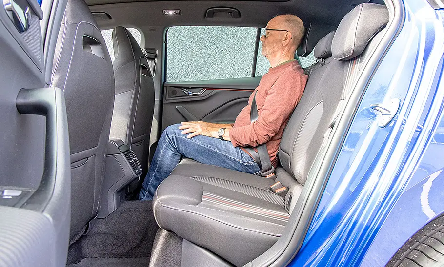 Ein Mann sitzt im Fond des Skoda Kamiq.