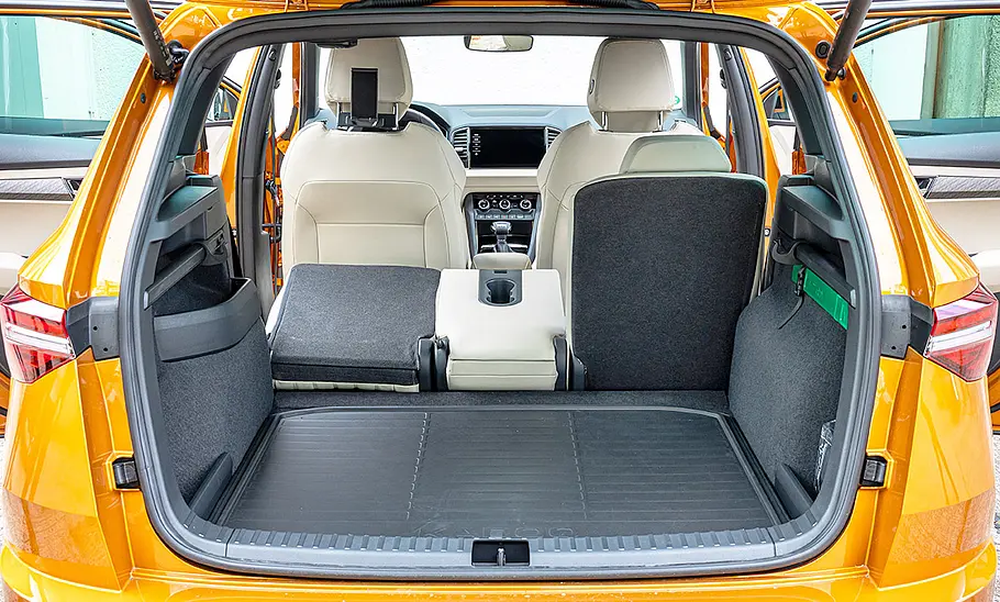 Skoda Karoq (2021) Der Kofferraum des Skoda Karoq (2021) mit teilweise umgeklappter Rücksitzbank.