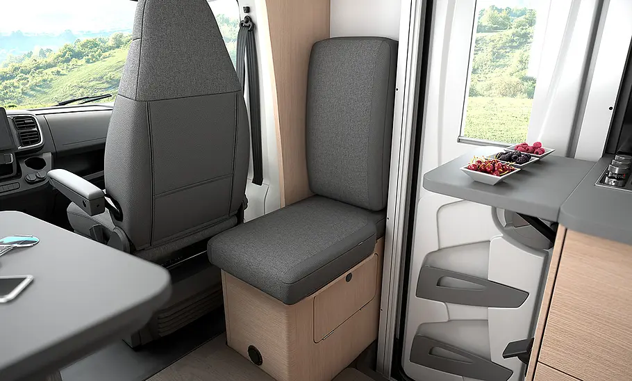 Blick auf den Eingang und den Einzelsitz hinter dem Beifahrersitz im Sun Living A 75 SL (2026).