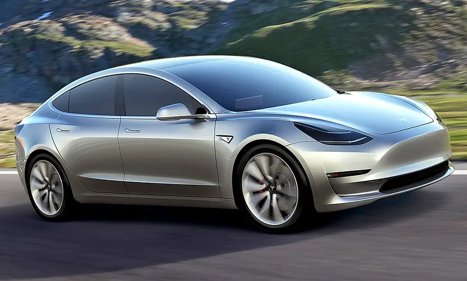 Tesla Model 3 Long Range Tesla Model 3; fahrend von vorne links