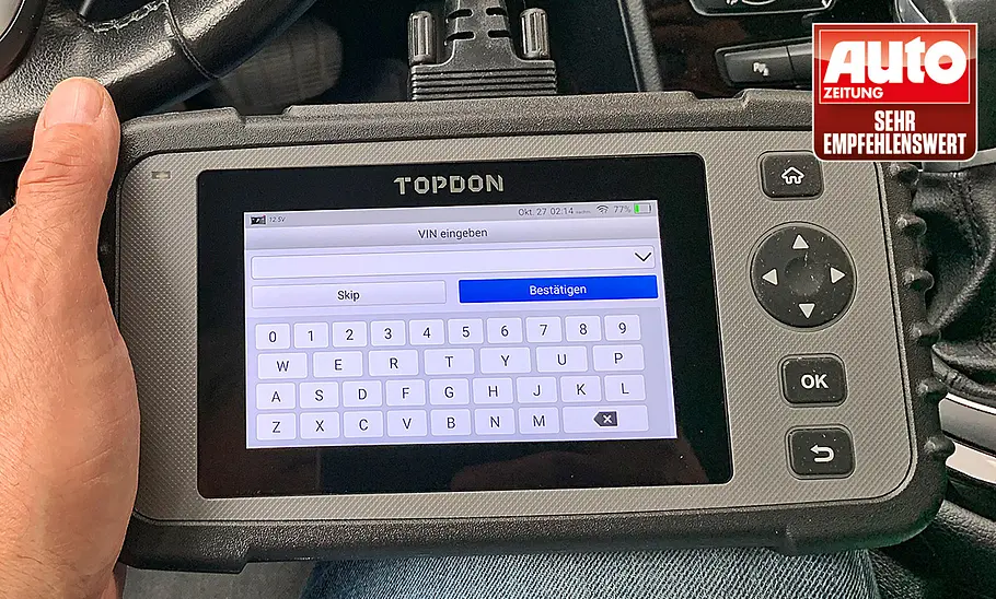 Topdon ArtiDiag 500 Der Topdon ArtiDiag 500 in der Hand des Autors fotografiert.