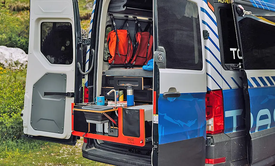 Heckküche des Torsus Terrastorm Camper mit Spüle, Stauraum und Campingzubehör.