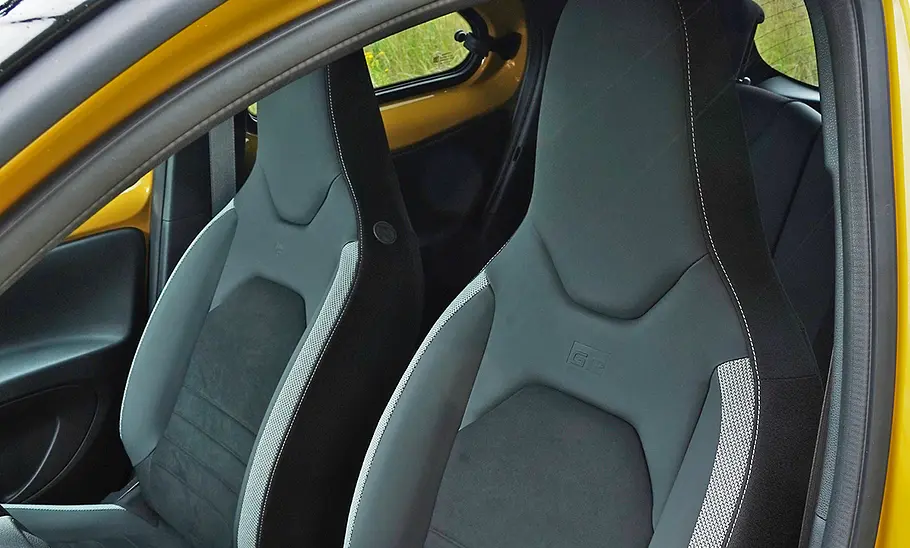 Die Vordersitze im Toyota Aygo X Facelift (2025).
