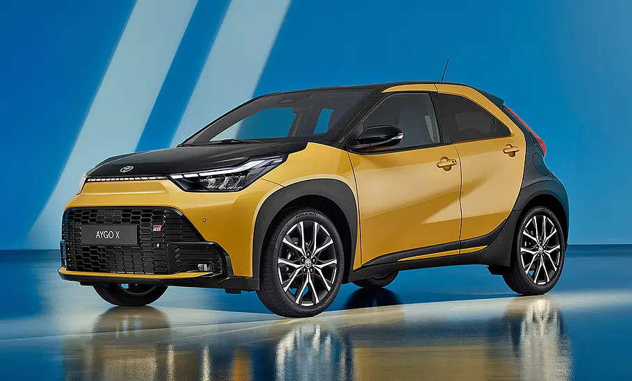 Toyota Aygo X GR Sport Facelift (2025)) steht im Studio, Ansicht von vorne links.