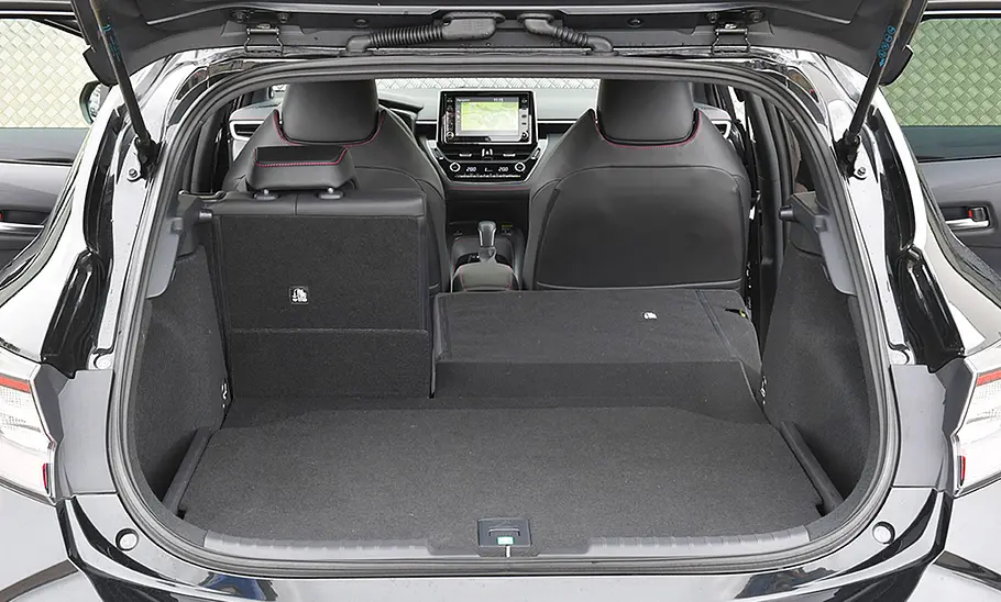 Toyota Corolla (2019) Der Kofferraum des Toyota Corolla (2019) mit teilweise umgeklappter Rücksitzbank.