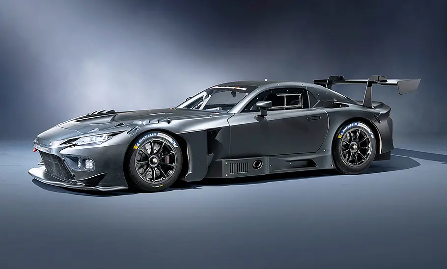Der Toyota GR GT3 (2027) steht in Studioumgebung, von vorne links fotografiert.