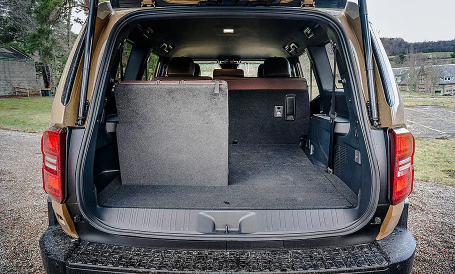 Toyota Land Cruiser First Edition (2024) Der Kofferraum des Toyota Land Cruiser First Edition (2024); eine Lehne der dritten Sitzreihe ist aufgestellt.