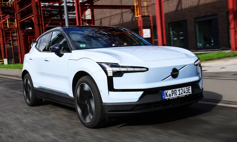 Volvo EX30; Außenansicht; fahrend; Elektro-SUV; Frontansicht