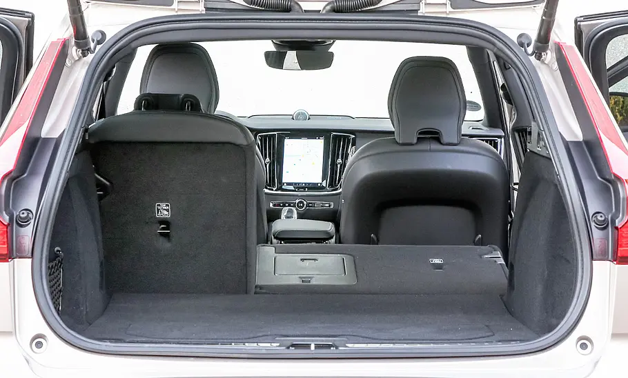Der Kofferraum des Volvo V60 (2018) mit teilweise umgeklappter Rücksitzbank.