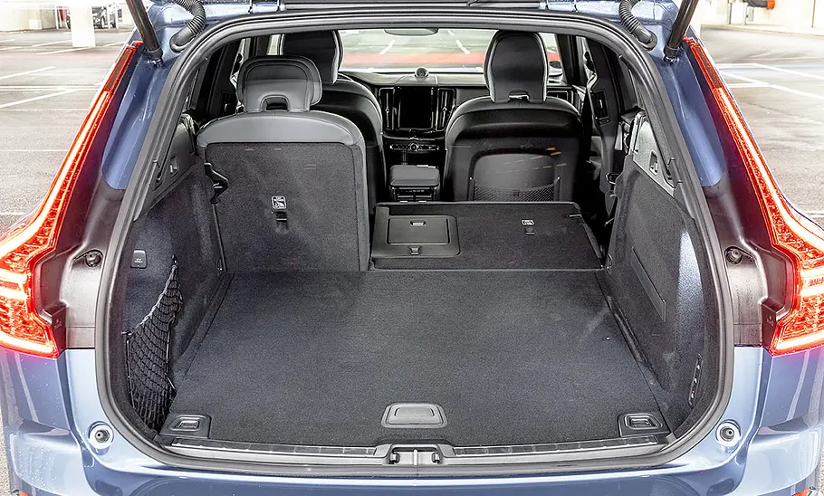 Volvo XC60 (2017) Der Kofferraum des Volvo XC60 (2017) mit teilweise umgeklappter Rücksitzbank.