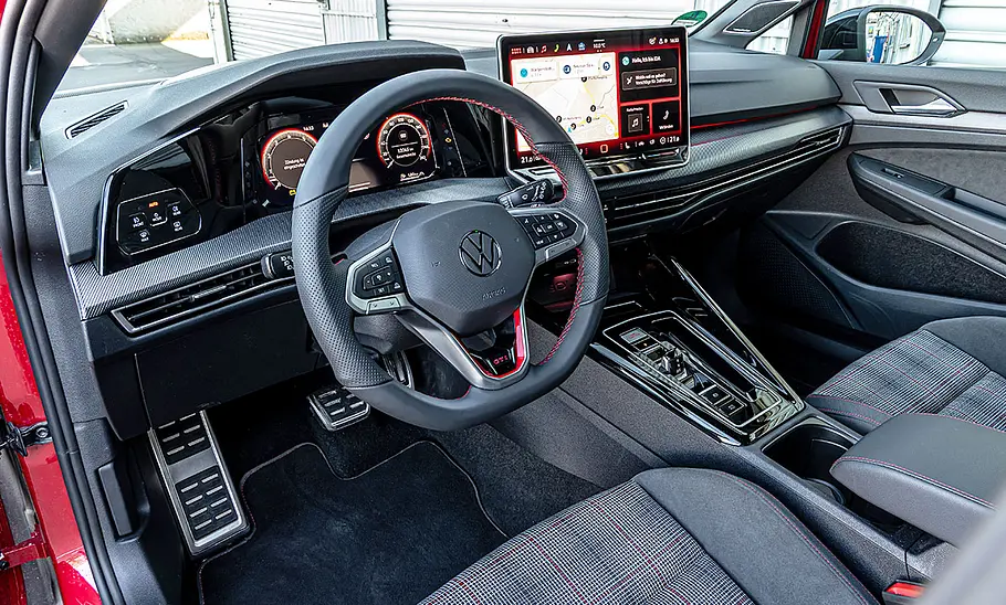 Das Armaturenbrett des VW Golf GTI.