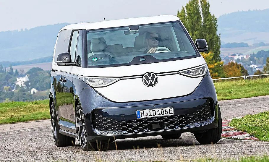 Blick von schräg vorne auf den fahrenden Elektro-Van VW ID. Buzz.