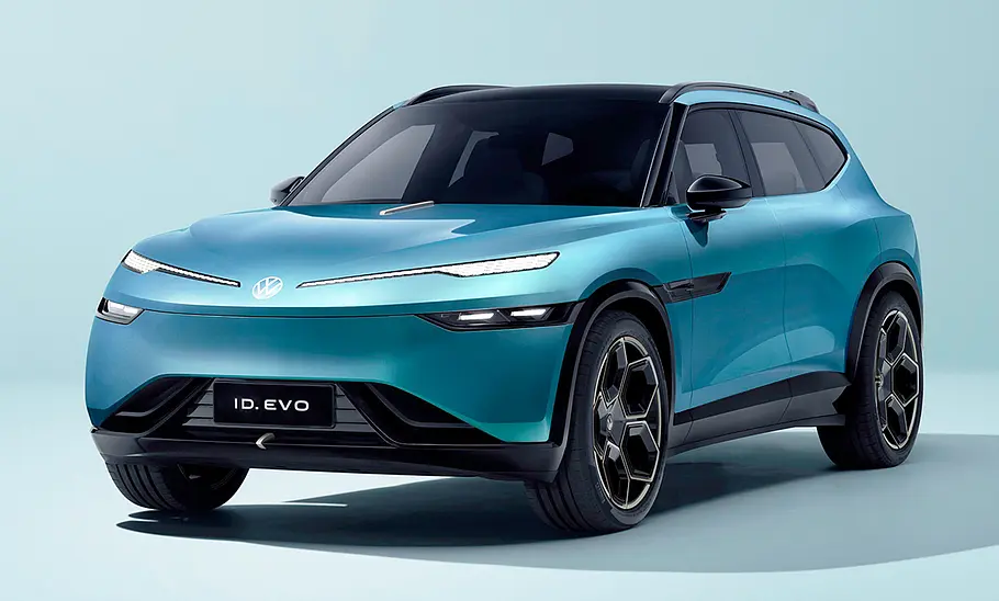 Der VW ID. Evo (2025) steht in Studioumgebung, von vorne links fotografiert.