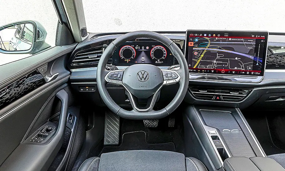 Blick auf die Armaturen im Innenraum des VW Passat.