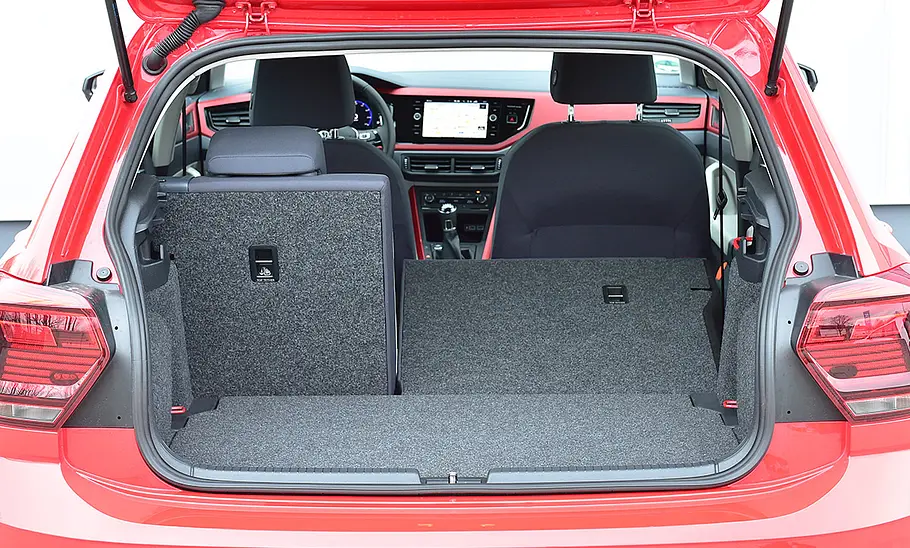 Der Kofferraum des VW Polo (2017) mit teilweise umgeklappter Rücksitzbank.