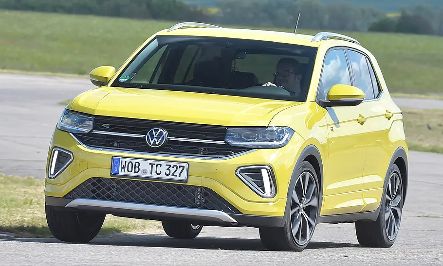 VW T-Cross; fahrend von vorne rechts
