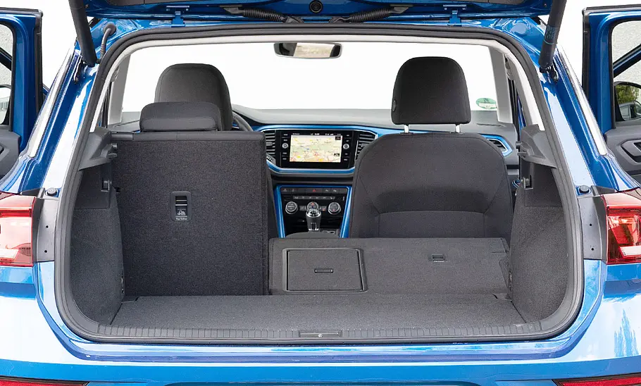 VW T-Roc (2017) Der Kofferraum des VW T-Roc (2017) mit teilweise umgeklappter Rücksitzbank.