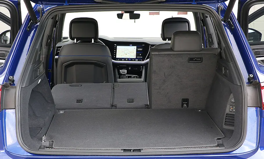 VW Touareg (2018) Der Kofferraum des VW Touareg (2018) mit teilweise umgeklappter Rücksitzbank.