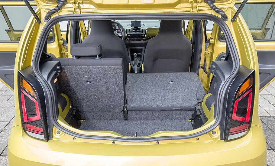 Der Kofferraum des VW Up (2016) mit teilweise umgeklappter Rücksitzbank.