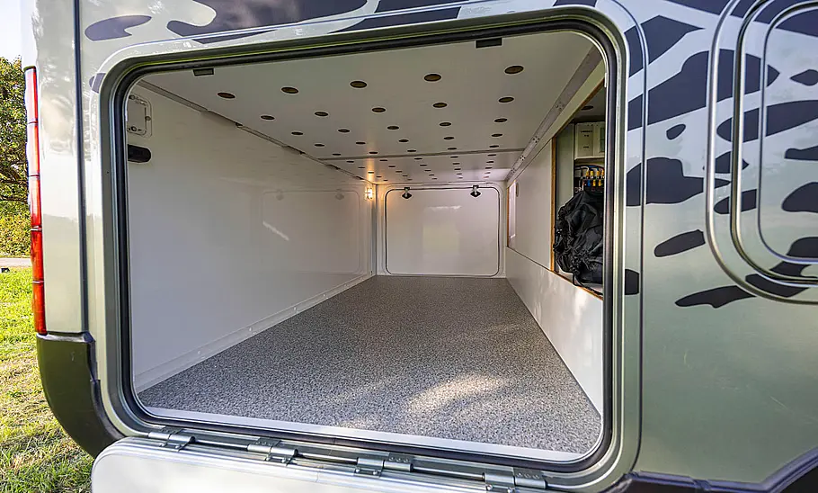 Die Heckgarage des Woelcke Autark Crafter C4 (2025).