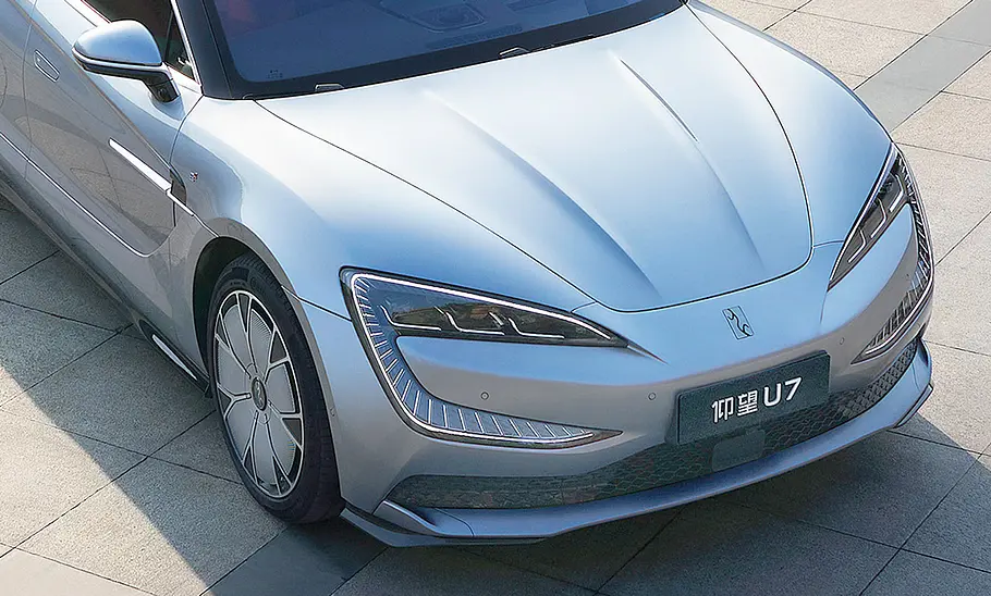 Die Front des BYD Yangwang U7 (2024), von oben fotografiert.