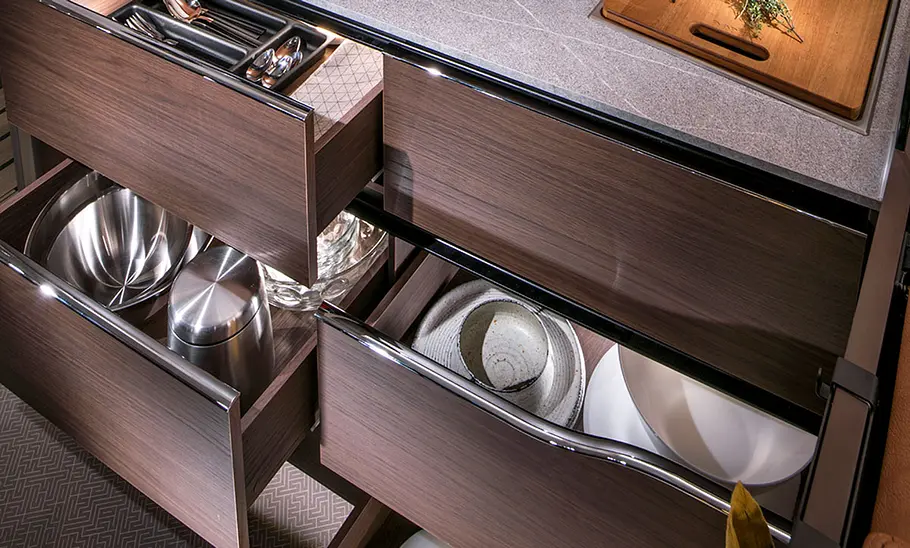 Adria Supersonic 780 SL (2023) Detail Asuziehschubladen Küche