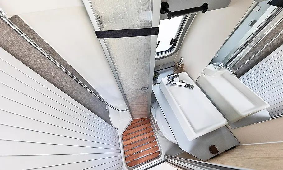 Badezimmer des Ahorn Camp Van 620 Plus (2024).